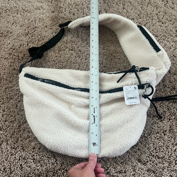 NWT new FREE PEOPLE overachiever Sherpa sling bag white champagne fuzzy - Picture 17 of 17